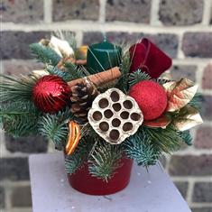 Candle arrangement in decorative pot 